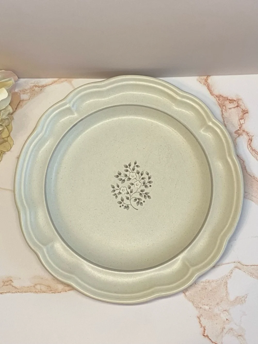 🏰  (2) Pfaltzgraff Heirloom Luncheon Plates - Picture 5 of 9